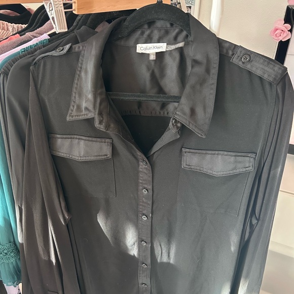 Calvin Klein button-front long sleeve wrinkle-free blouse with satin detail - Picture 5 of 7